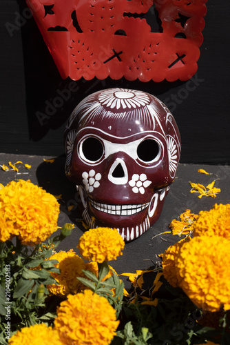 Calavera mexicana artesanal para Día de Muertos | Decoración tradicional colorida