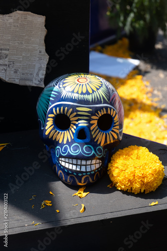 Calavera mexicana artesanal para Día de Muertos | Decoración tradicional colorida