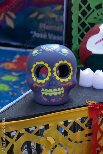 Calavera mexicana artesanal para Día de Muertos | Decoración tradicional colorida
