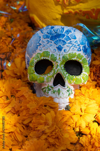Calavera mexicana artesanal para Día de Muertos | Decoración tradicional colorida