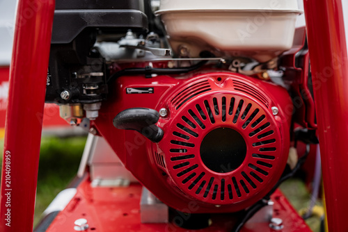 Foto Durable red casing housing the manual pull start mechanism of a compact combusti