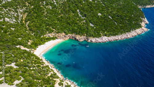 Foto Aerial view of a stunning, secluded beach with turquoise waters and lush green cliffs on the Adriatic coast