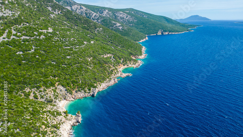 фотографія Breathtaking aerial view of Croatia's lush, forested coastline meeting the crystal-clear Adriatic Sea