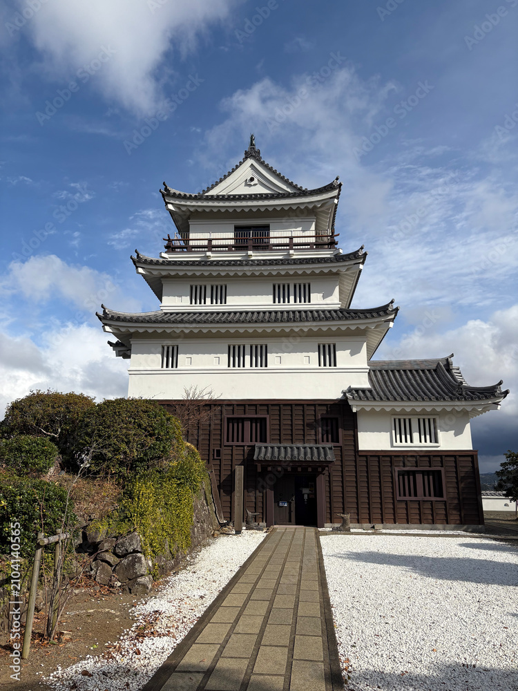 Obraz premium 長崎県 平戸城天守と青空が広がる歴史ある城郭の風景