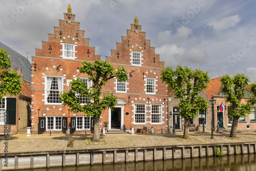 Fotografía Historic stepped-gable canal house in Sloten, Friesland, Netherlands with cobble