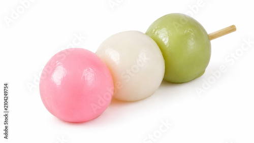 白い背景に置かれたリアルな質感の三色団子。和菓子屋のメニューや春のイベントのイメージ。 generative ai