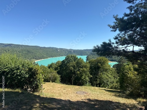 Vue panoramique du lac de Vouglans dans le Jura, paysage naturel emblématique de France