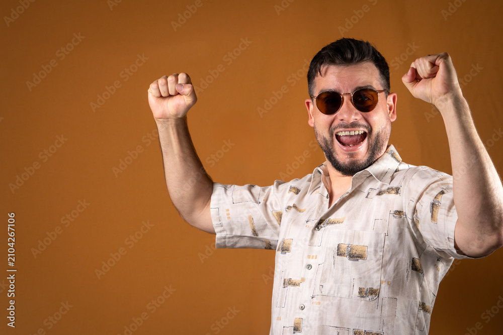 Naklejka premium Hombre con gafas festejando y celebrando una victoria a los gritos. 