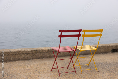 Deux chaises vides dans le brouillard, jour, extérieur, horizontal