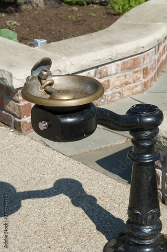 Foto Public outdoor water fountain in Chagrin Falls, Ohio USA
