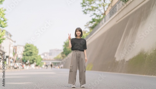 ピースをする女性