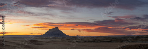 Canvastavla Beautiful Panoramic View of Factory Buttes at Sunset near Hanksville, Texas