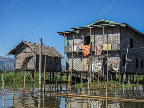 maisons sur le lac Inlé au Myanmar