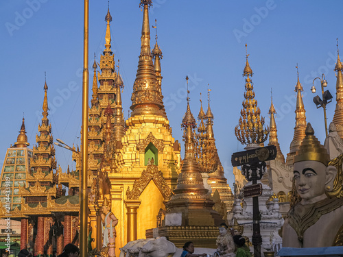 temple bouddhique à Rangoon au Myanmar