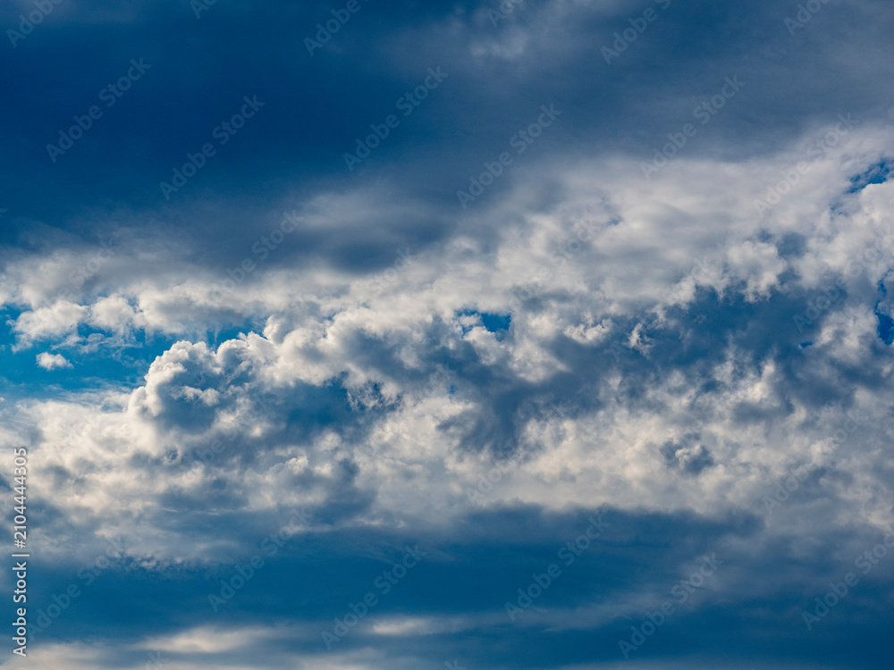 Obraz premium Leicht bewölkter blauer Himmel