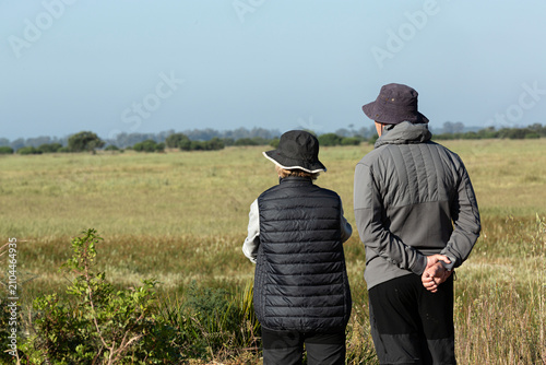 Pareja observando el paisaje del campo.