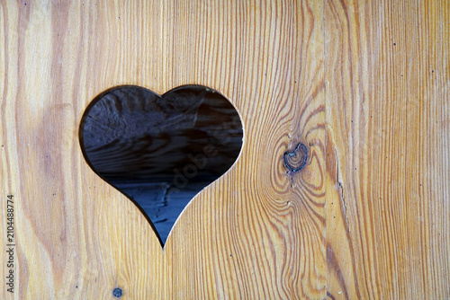 Konstfotografi Herzfenster in einer Holztür - heart-shaped window in a wooden door