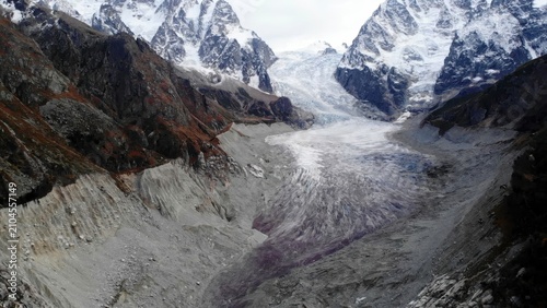 Canvastavla Elevated panorama of alpine glacier tongue descending between jagged snow covere