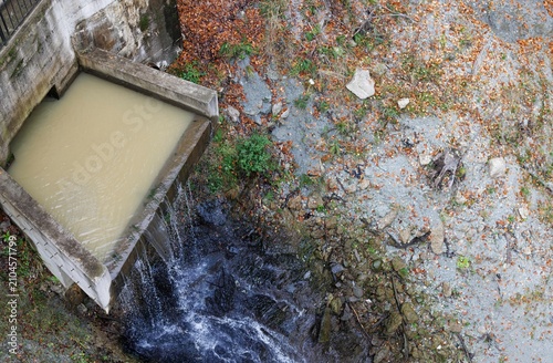Cuadro en lienzo Water flows from the Vidraru Dam into the Arges River, exposing a dry landscape