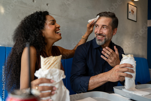 Foto Diverse couple escaping El Niño heat inside fast food restaurant