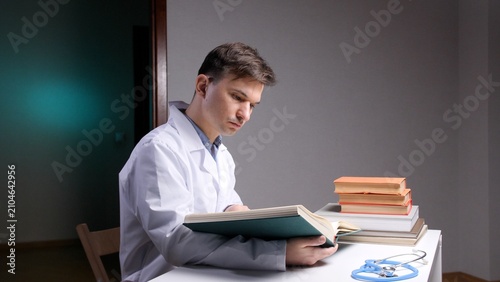 Foto Young male doctor or medical student wearing a lab coat