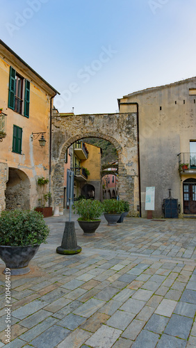 Foto Main entrance to the ancient medieval village of Zuccarello, located in the Neva River valley, in the province of Savona, Liguria, Italy