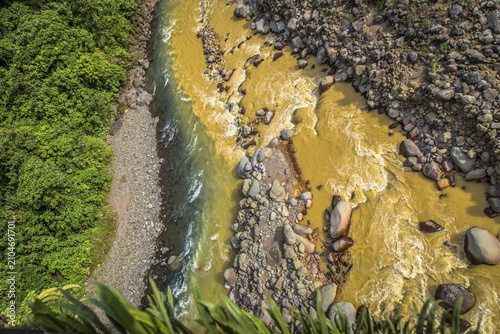 Braulio Carrillo Narional Park, Costa Rica, Río con rocas y vegetación en la costa, paisaje natural