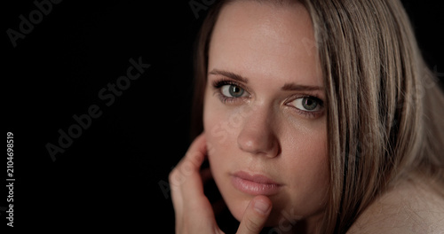 Foto Woman thinking deeply, face showing contemplation and seriousness on black backg