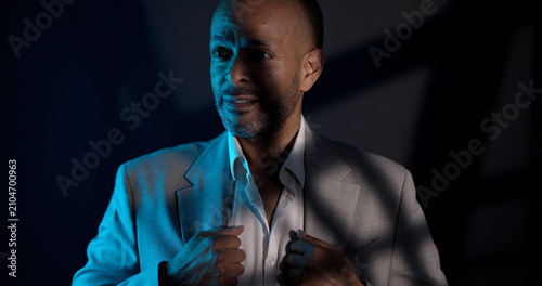 Foto Man in a business suit expressing suspicion under cinematic lighting and shadows