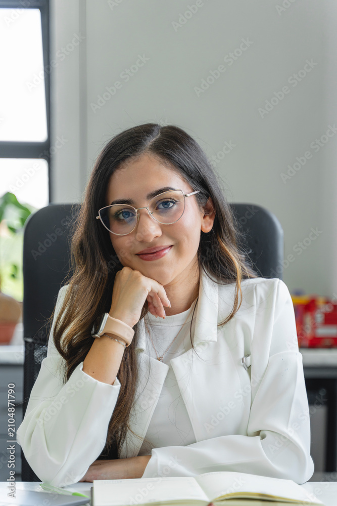 Obraz premium Professional individual wearing glasses smiling at desk