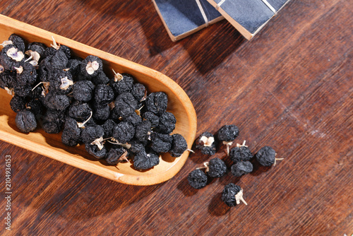 Cuadro en lienzo Dried Black Wolfberries Qinghai Goji Berries Wooden Bowl Traditional Chinese Sup