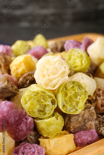 Foto Freeze-Dried Mixed Fruit Assortment in Wooden Bowl - Healthy Snack Food Product
