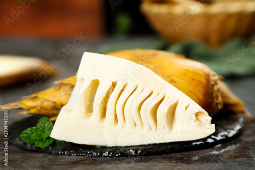 Foto Fresh Bamboo Shoot Slice on Plate in Rustic Kitchen Setting
