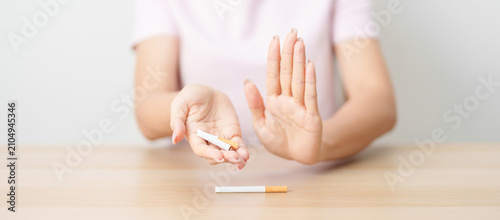 Foto woman hand break cigarette for World No Tobacco Day concept, quitting smoking to prevent Lung Cancer, COPD, Emphysema and Tuberculosis disease