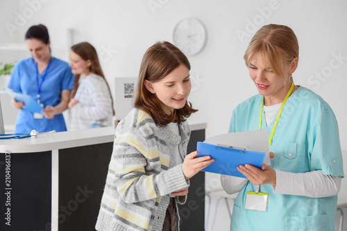 Young girl patient discussi...