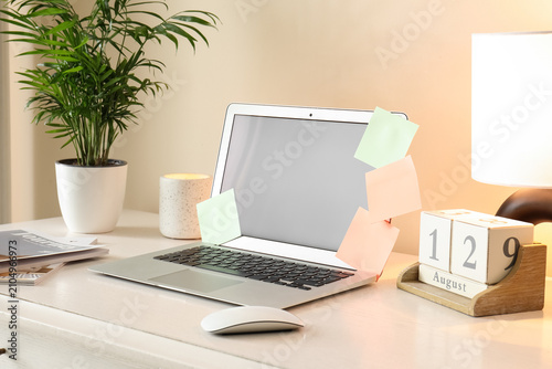 Blank laptop with sticky no...