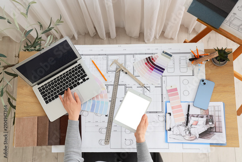 Female interior designers h...