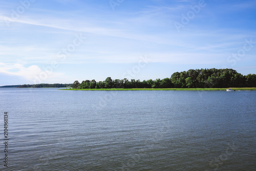 Foto Seacoast, picturesque views. There is an island in the open sea