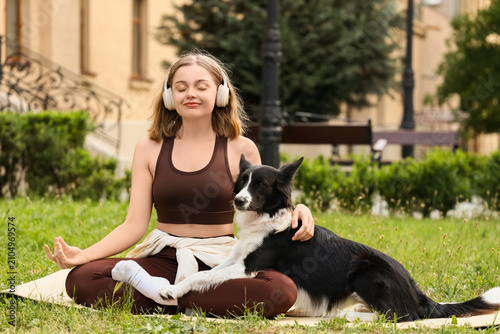 Sporty young woman with hea...