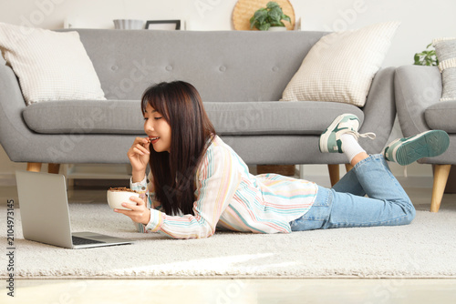Beautiful Asian woman eatin...