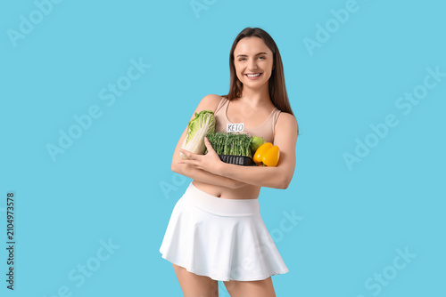 Young woman with fresh vege...