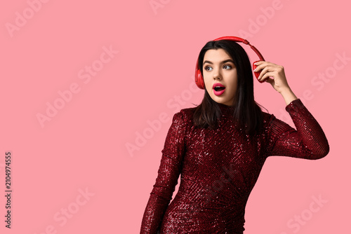 Shocked young woman in mode...