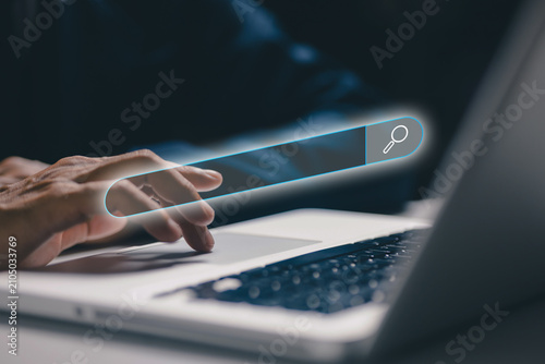 Foto Digital search bar interface floating above a laptop, representing online search, web browsing, information discovery, internet technology, search engine optimization, and modern digital research