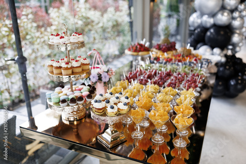Foto An opulent and delicious assortment of gourmet mini desserts and sweet treats be
