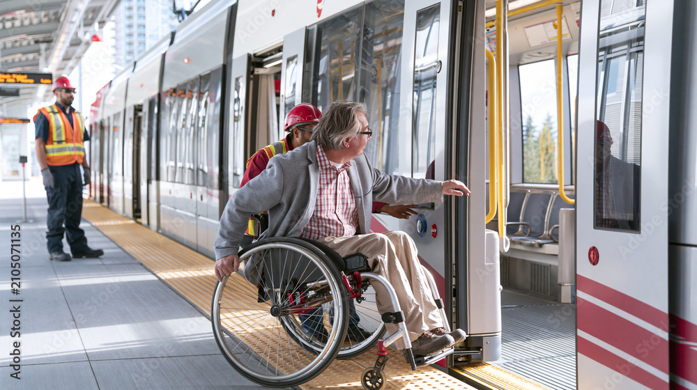 Obraz premium Traveler boarding a train with a level platform