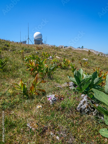 Station météo et radar au sommet du Mont de la Dôle dans le Jura