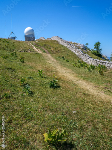 Station météo et radar au sommet du Mont de la Dôle dans le Jura