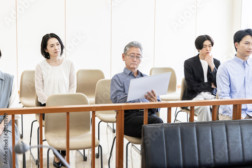 Quadro su tela 法廷の傍聴席で風刺絵を描きながら裁判を見守る男性