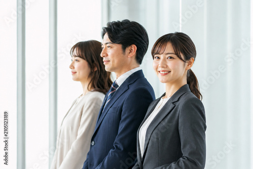Fototapeta 笑顔でカメラを見つめる若いビジネスパーソンと同僚のビジネスシーン
