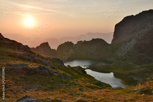 Cuadro en lienzo Coucher de soleil au-dessus des Lacs Robert